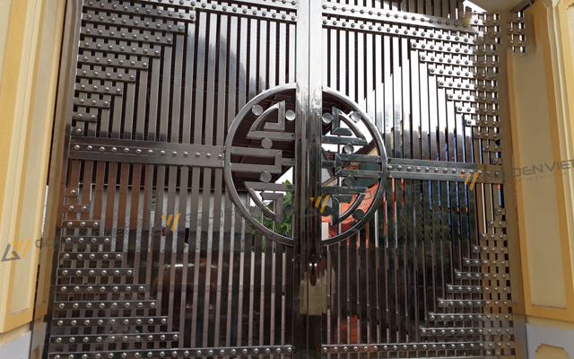 Cổng inox chữ phúc 2 cánh